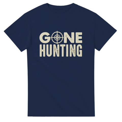 Marinblå t-shirt med texten Gone Hunting och kikarsikte i beige
