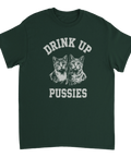 Retro illustration av två katter med texten Drink Up Pussies på en mörkgrön t-shirt