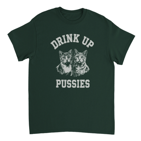 Retro illustration av två katter med texten Drink Up Pussies på en mörkgrön t-shirt