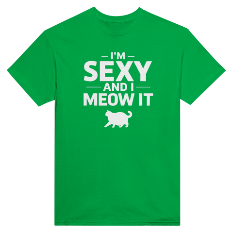 Grön t-shirt med skämtsamt budskap och stilren kattillustration