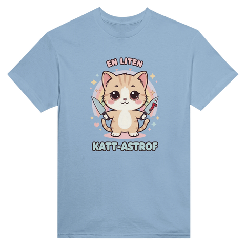 Ljusblå t-shirt med en tecknad katt som håller i blodiga knivar