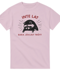Rosa t-shirt med humoristiskt tryck av en hängig tvättbjörn