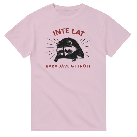 Rosa t-shirt med humoristiskt tryck av en hängig tvättbjörn