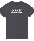 Vit text "EN RIKTIG KÄRRINGJÄVEL" på mörkgrå t-shirt med satirisk stil.