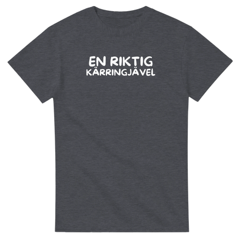 Vit text "EN RIKTIG KÄRRINGJÄVEL" på mörkgrå t-shirt med satirisk stil.