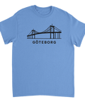 Ljusblå t-shirt med ett minimalistiskt svart tryck av Älvsborgsbron och texten Göteborg.