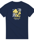 Psykedeliska gula svampar, vita stjärnor, text "TRIPPY ESTD. 2025" på marinblå t-shirt.
