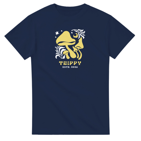 Psykedeliska gula svampar, vita stjärnor, text "TRIPPY ESTD. 2025" på marinblå t-shirt.