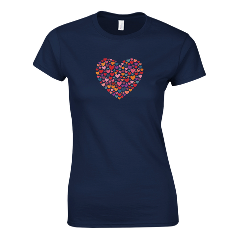 Minimalistisk design med ett färgstarkt hjärta tryckt på en mörk t-shirt