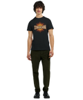 Man bär svart t-shirt med kaxigt citat och vintage illustration