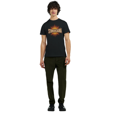 Man bär svart t-shirt med kaxigt citat och vintage illustration