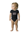 Bebis som bär en svart baby body med ett statement-motiv
