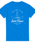 Saint Tropez Sailing Club-tryck med segelbåt, text, på klarblå t-shirt.