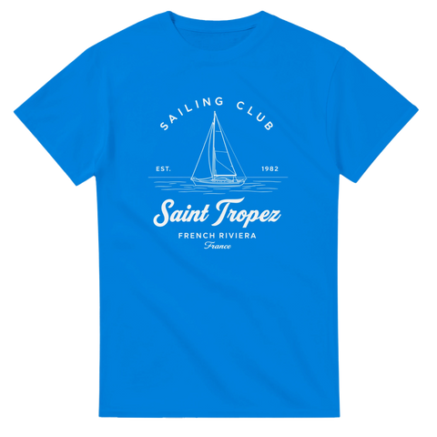 Saint Tropez Sailing Club-tryck med segelbåt, text, på klarblå t-shirt.