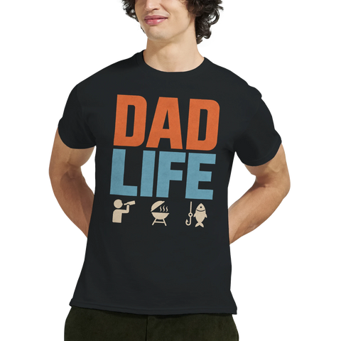 Modell med svart t-skjorte med oransje og blå «Dad Life»-bokstaver med symboler for drikke, grilling og fiske.