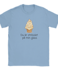 Ljusblå t-shirt med lekfull illustration av mjukglass och texten Du är strösslet på min glass