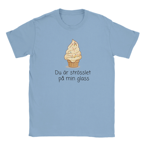 Ljusblå t-shirt med lekfull illustration av mjukglass och texten Du är strösslet på min glass