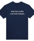 T-shirt med texten Riktiga män luktar diesel för raggare och bilintresserade