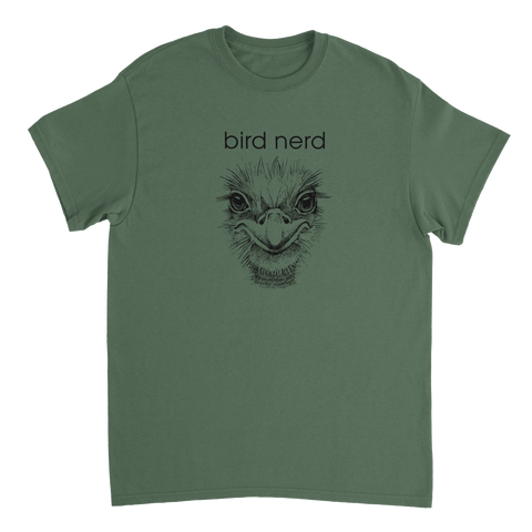 Tecknad strutsansikte med text "bird nerd" på olivgrön t-shirt.