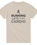 Running Late Is My Cardio – minimalistiskt texttryck på beige t-shirt
