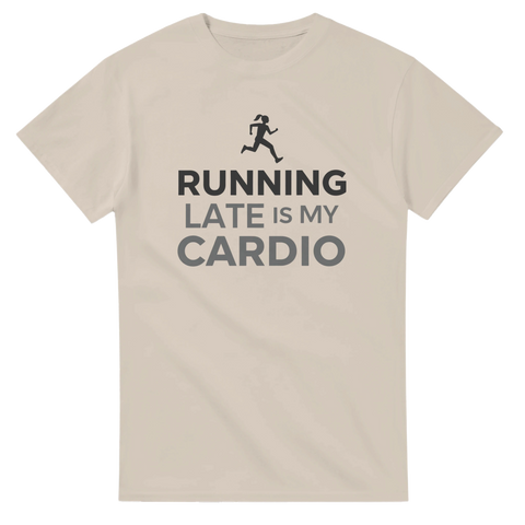 Running Late Is My Cardio – minimalistiskt texttryck på beige t-shirt