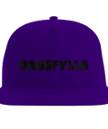 Lila snapback med humoristiskt budskap tryckt i fet text