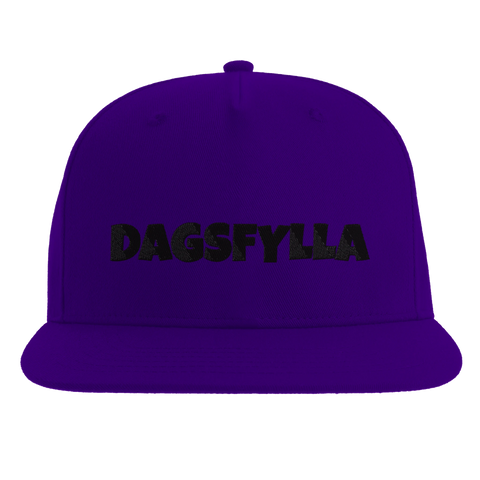 Lila snapback med humoristiskt budskap tryckt i fet text
