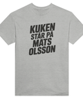 Satiriskt tryck "Kuken står på Mats Olsson" i svart på grå t-shirt, fet stil.