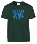 Blå text "LITEN MEN TUFF" i versaler på mörkgrön barn-t-shirt med rund hals.