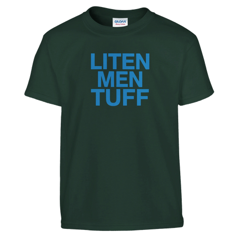 Blå text "LITEN MEN TUFF" i versaler på mörkgrön barn-t-shirt med rund hals.