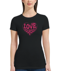 Närbild på figurnära dam-t-shirt med uttrycksfullt hjärttryck och budskap