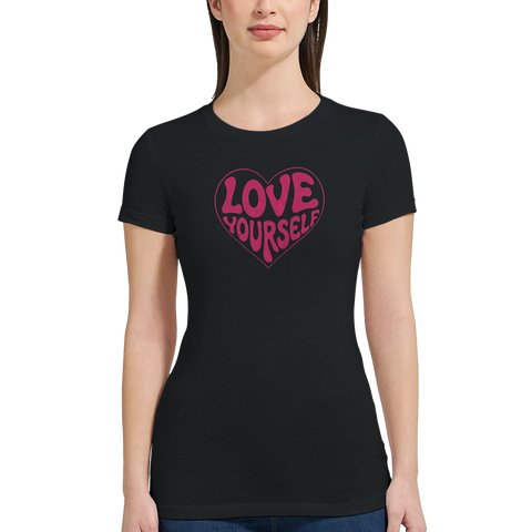 Närbild på figurnära dam-t-shirt med uttrycksfullt hjärttryck och budskap