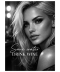 Fotografisk poster med en kvinna i glamourstil och citat om vin, perfekt väggdekoration för modern inredning.
