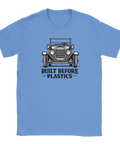 Vintage bil med text "BUILT BEFORE PLASTICS" på ljusblå t-shirt.