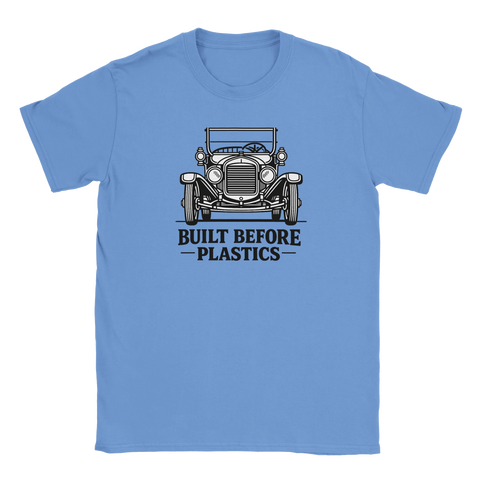 Vintage bil med text "BUILT BEFORE PLASTICS" på ljusblå t-shirt.