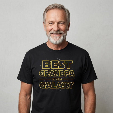 T-shirt med texten Best Grandpa in the Galaxy för morfar eller farfar