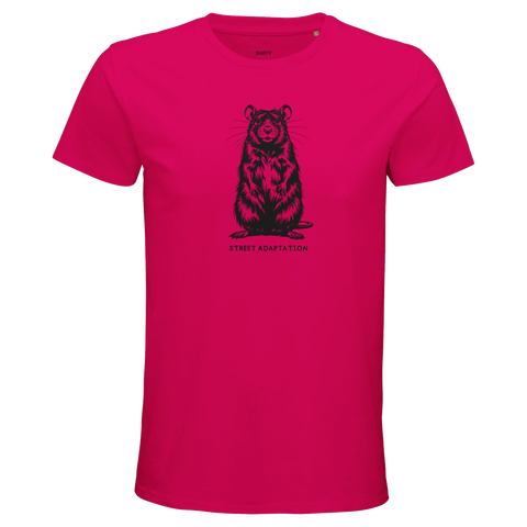 Svart råtta med "STREET ADAPTATION" på fuchsia premium herr-t-shirt, modern streetwear-stil.