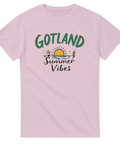 Grafiskt tryck med texten Gotland Summer Vibes – rosa t-shirt