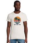 Man bär t-shirt med nostalgiskt palmtryck och avslappnad attityd