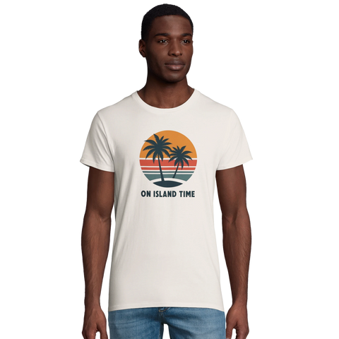 Man bär t-shirt med nostalgiskt palmtryck och avslappnad attityd