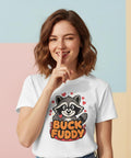 Tvättbjörn "Buck Fuddy" med hjärtan på vit t-shirt, tecknad stil.