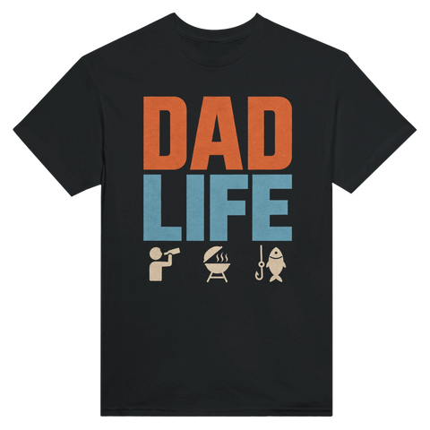 Svart t-skjorte med oransje og blå «Dad Life»-bokstaver med symboler for drikke, grilling og fiske.