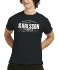 Modell i svart t-shirt med texten Karlsson – A Family of Originals