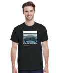 Klassisk amerikansk bilfront i blå nyanser med text "PILSNERBIL" på svart t-shirt.