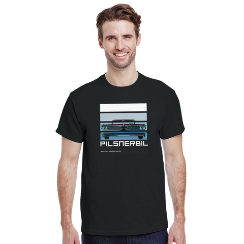 Klassisk amerikansk bilfront i blå nyanser med text "PILSNERBIL" på svart t-shirt.