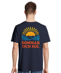 Klassiskt svenskt sommarmotiv med hav och sol – marinblå t-shirt med tryck
