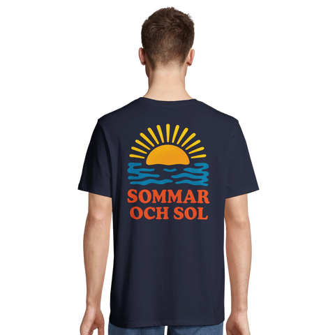 Klassiskt svenskt sommarmotiv med hav och sol – marinblå t-shirt med tryck