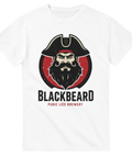Grafisk piratillustration i vintage badge-stil med texten Blackbeard – rolig t-shirt