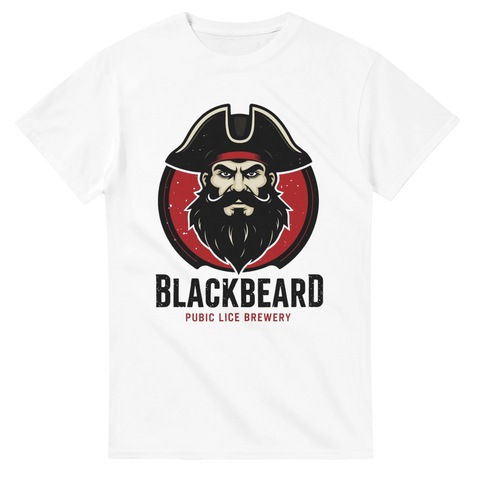 Grafisk piratillustration i vintage badge-stil med texten Blackbeard – rolig t-shirt