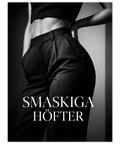 Svartvit närbild på en kvinna i svarta högmidjade kostymbyxor med händerna på höfterna och texten Smaskiga Höfter.